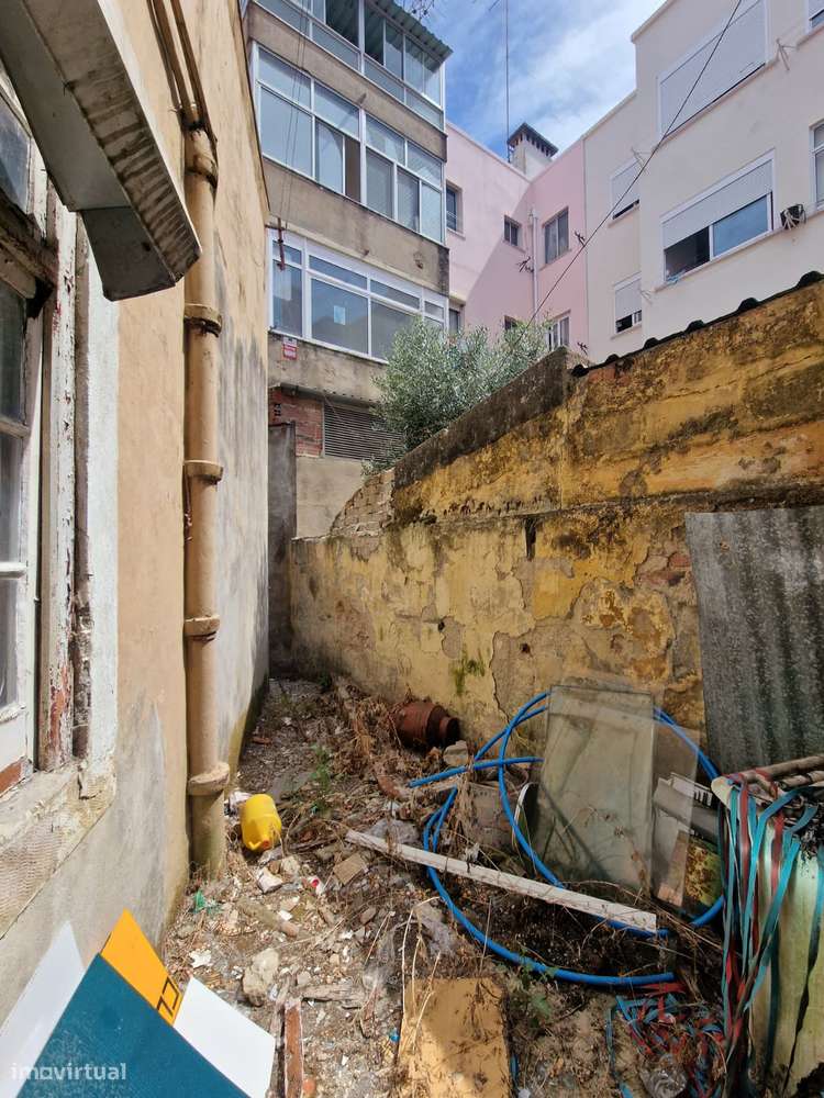 Moradia de dois pisos para remodelar - centro da Amadora-27