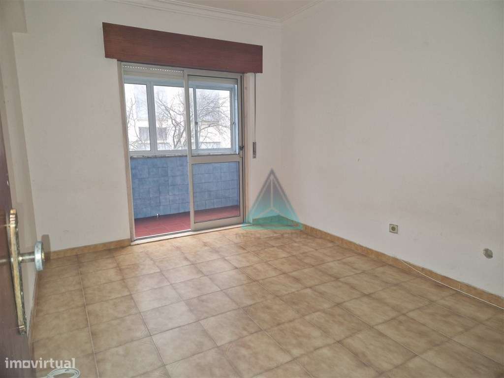 T3 Arrentela * * * 1 ANDAR * BOAS ÁREAS - Grande imagem: 5/12