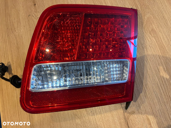 LAMPA PRAWA PRAWY TYŁ TYLNA W KLAPE AUDI A8 D3 - 3