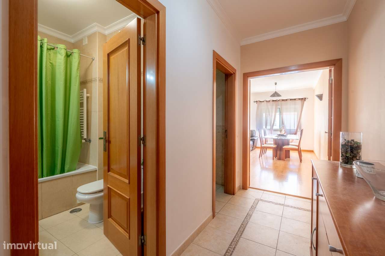 Apartamento de 2 Quartos em Lagos — Conforto, Localização e Potencial-17