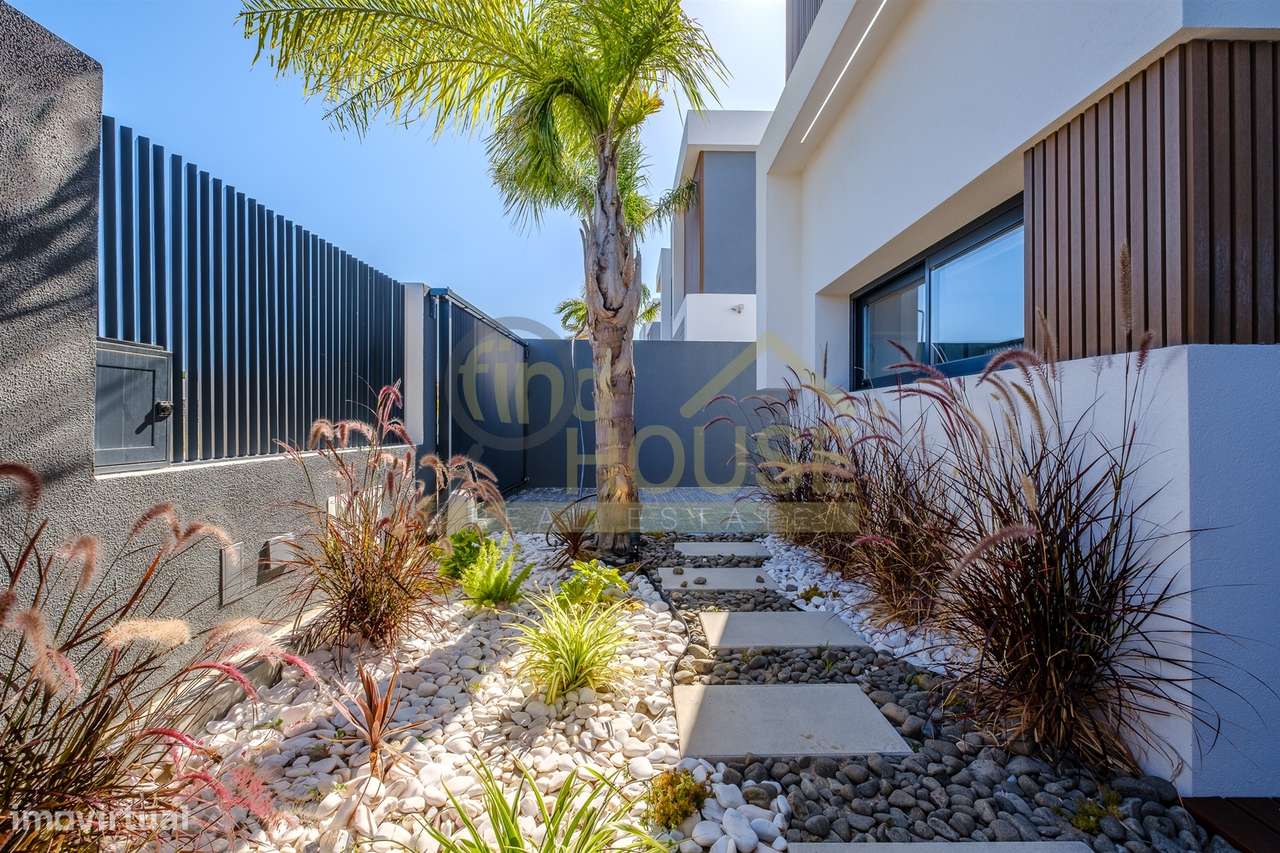 Moradia geminada T3 em Bicesse-4