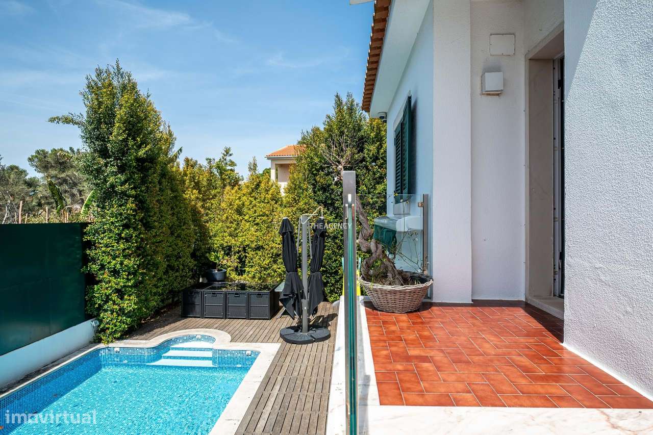 Moradia Independente no Estoril com 4 Quartos, Piscina e Garagem-30