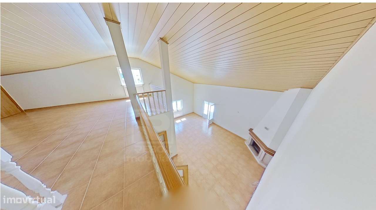 Moradia T5 isolada com 20 painéis solares e 3 quartos no piso térreo-14