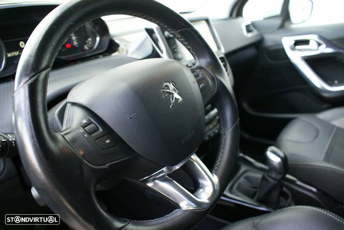 Peugeot 2008 1.2 PureTech Allure - 11