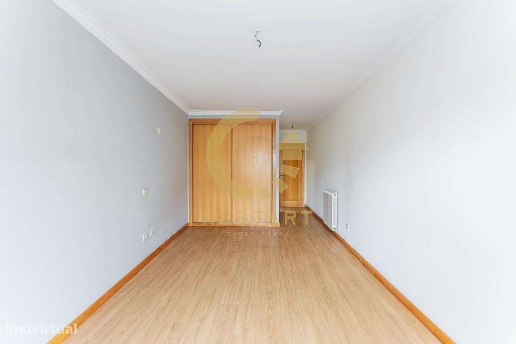 Apartamento T3 com excelente exposição solar, box fechada e junto ao m-40