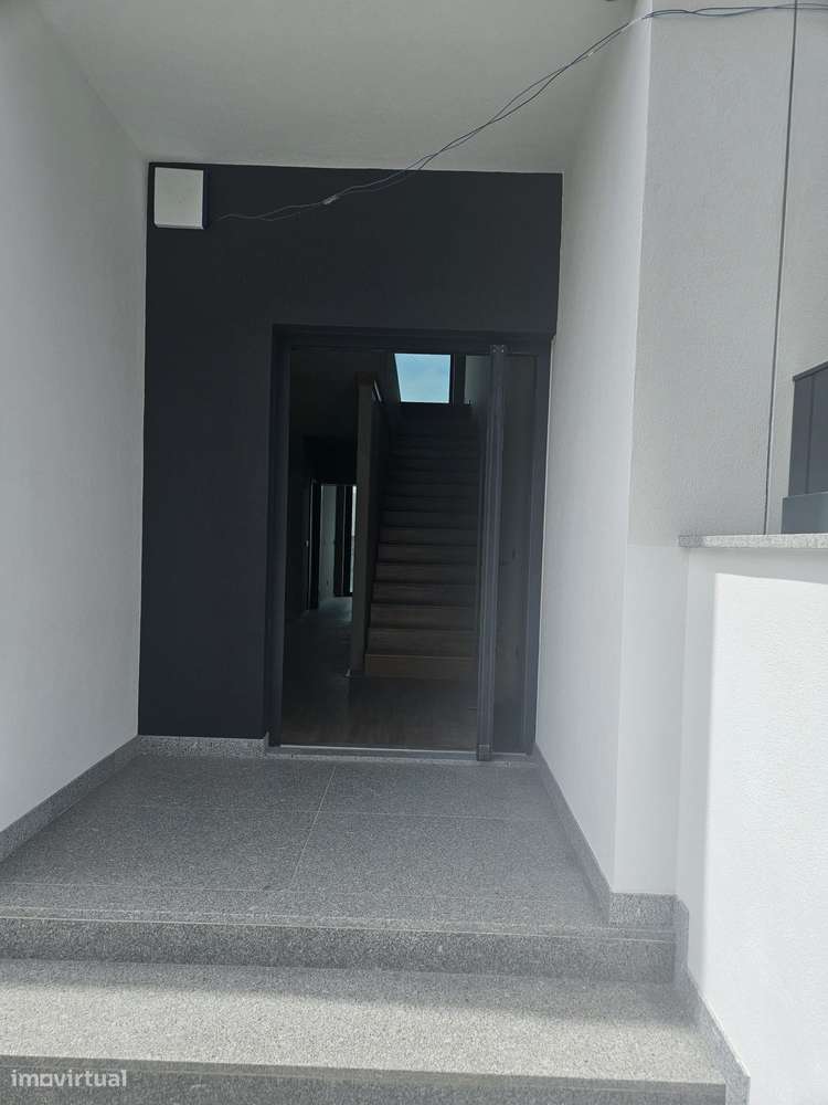 Moradia T4 com Piscina e Jardim-22