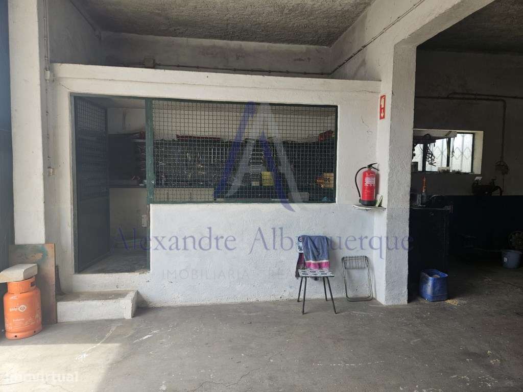 Moradia com anexo e espaço comercial.-32