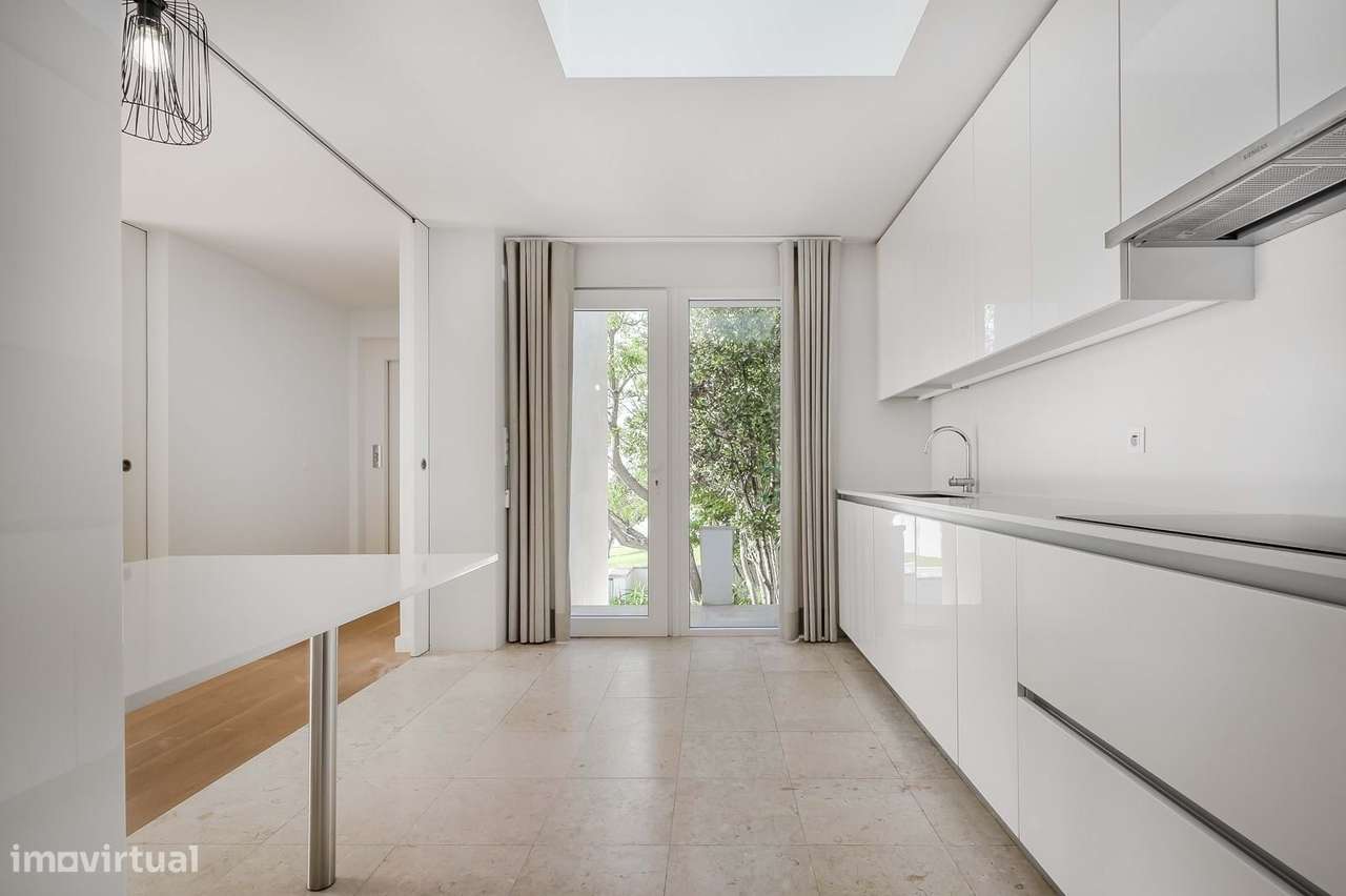 Moradia T4 com Piscina e Terraços Panorâmicos, Parede-16