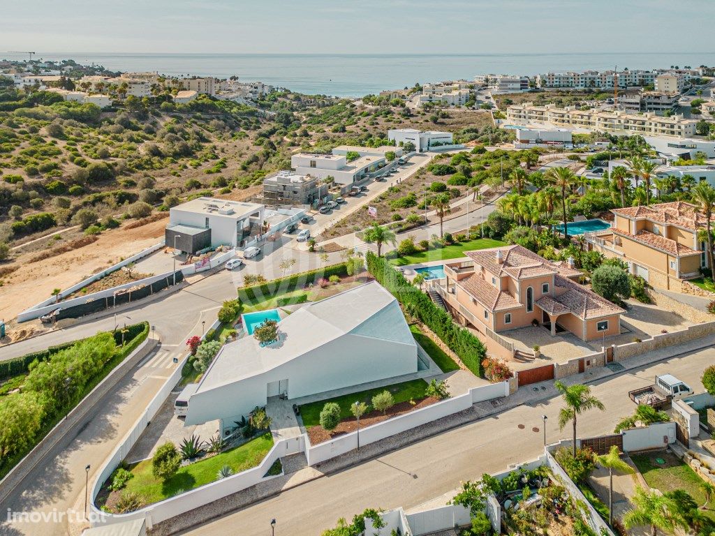 Moradia T3 com piscina, em Porto de Mós, Lagos, Algarve