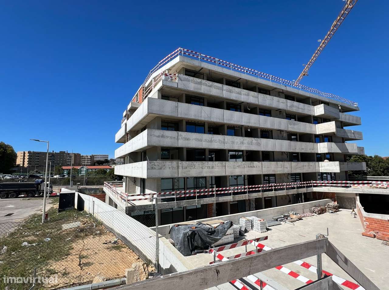 Loja Nova c/ Garagem em Santa Marinha (Metro Rubi) - Grande imagem: 2/10