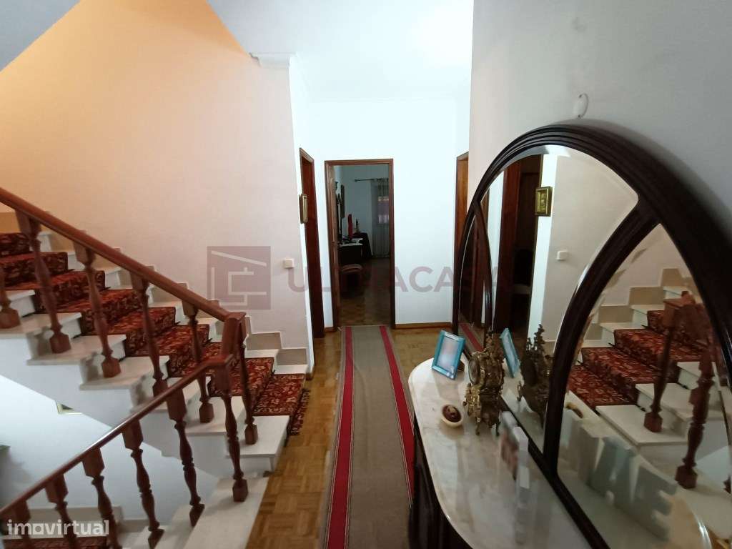 Vende-se excelente Moradia V7 com Jardim, Terraço e Garagem em Algu...-14