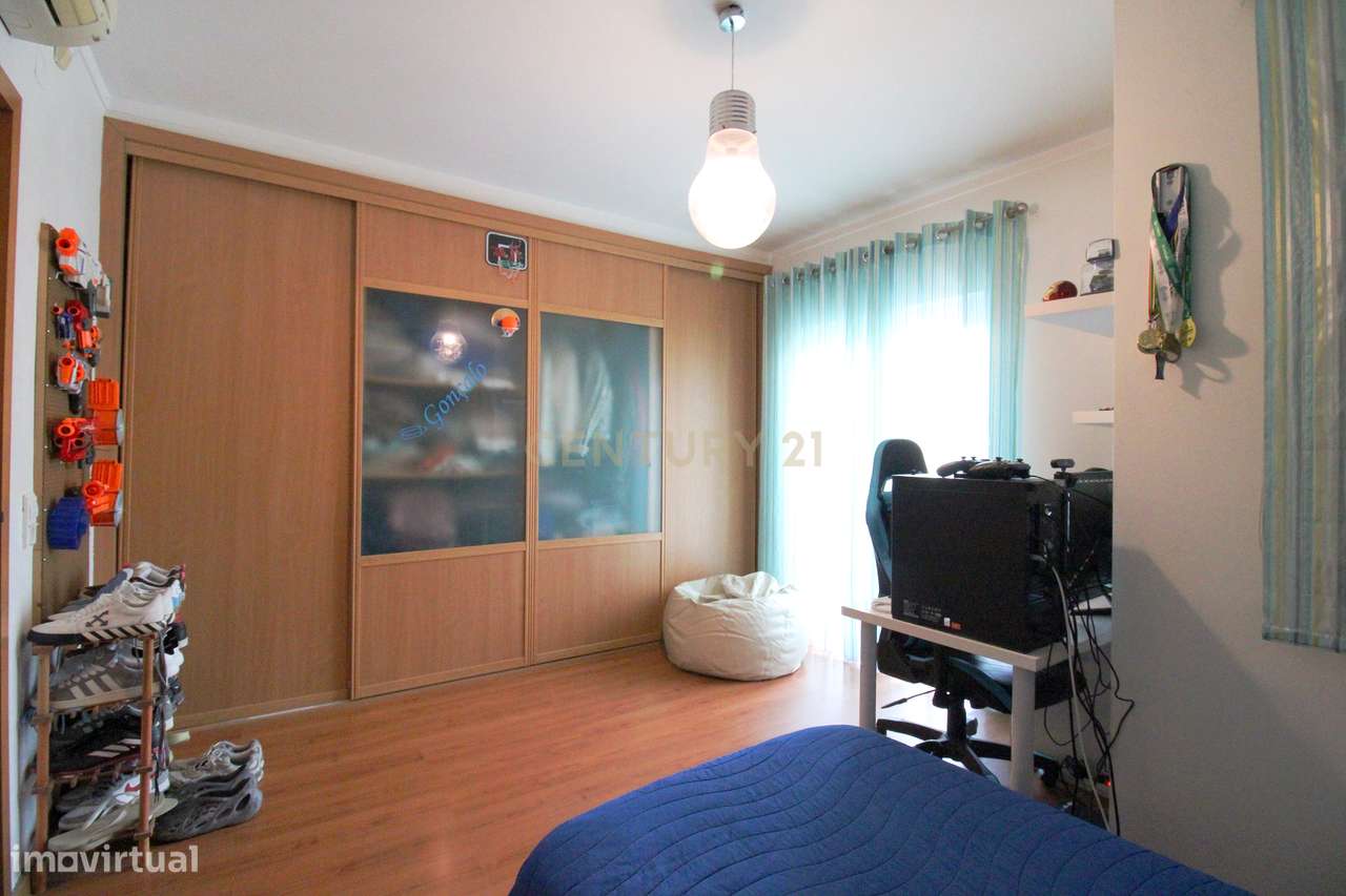 Moradia V3+2 de Luxo com Garagem, Sótão Aproveitado e Domótica Alexa n-26