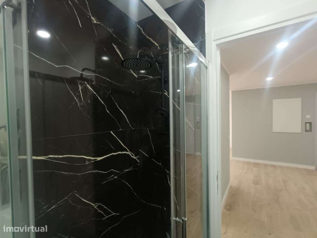 Apartamento T4 Totalmente Remodelado na Damaia-25