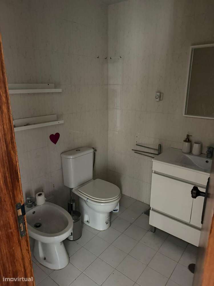 T3 Remodelado com Áreas Generosas no Coração das Caldas da Rainha-4