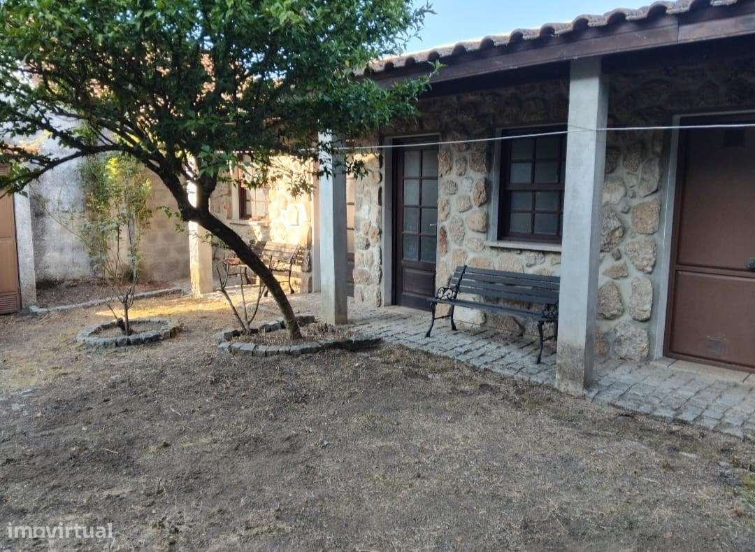 Moradia de Grande Dimensão com Potencial Habitacional, Turístico e de-13