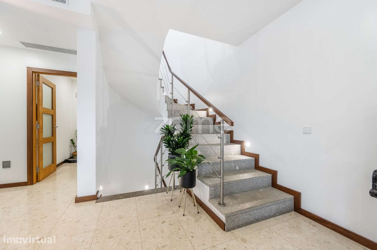 Moradia T3 c/Suítes e Piscina na Quinta das Luzes-29