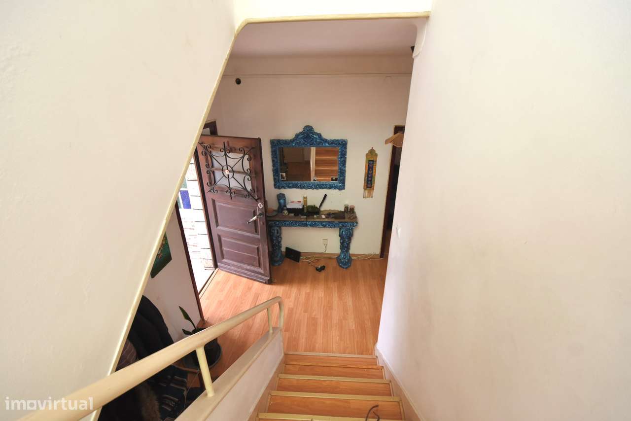 Moradia T4 Geminada com Excelente Espaço Exterior em Algueirão-27