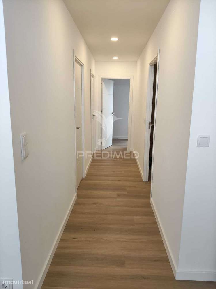 T2+1 Moderno, Mobilado e Equipado | Design Contemporâneo e Pronto a...-16