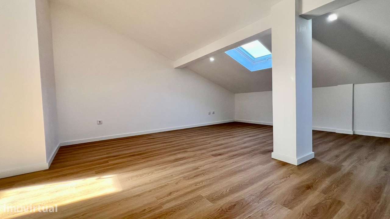 Apartamento T3+1 Duplex | 154 m² | Totalmente Remodelado | Queluz-42