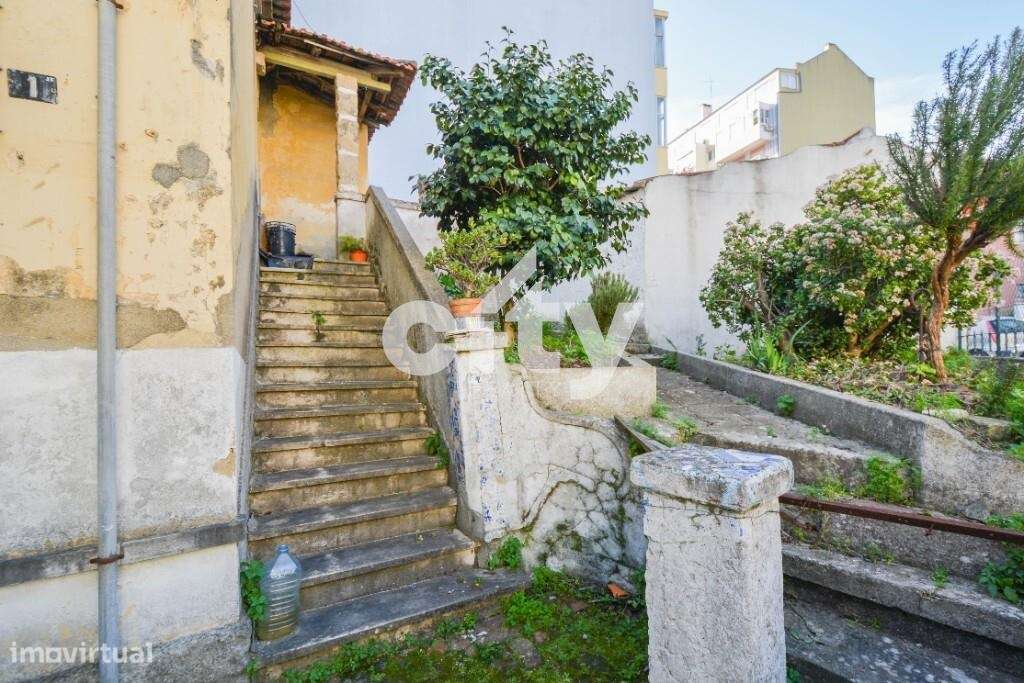 Moradia com terreno no centro de Odivelas para recuperar - Grande imagem: 4/24