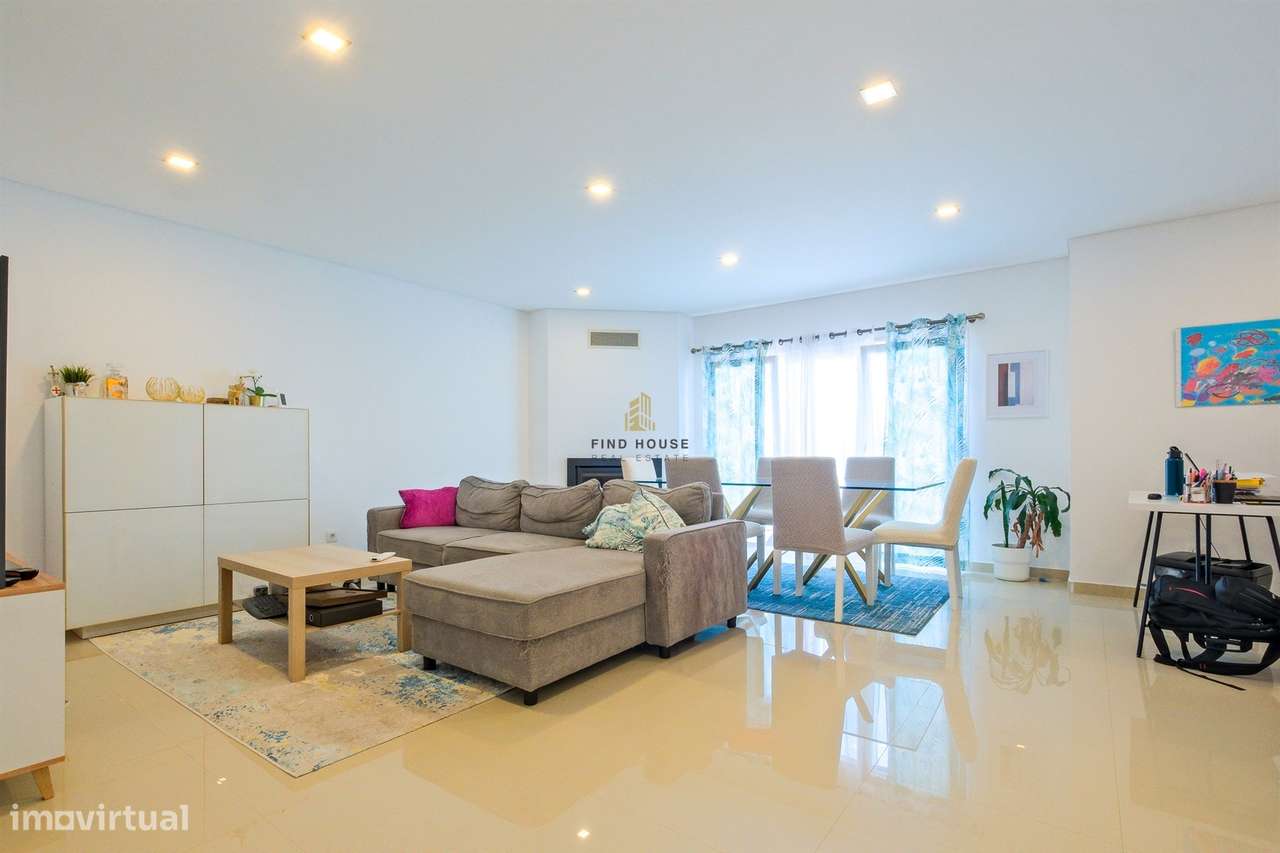Moradia T3 com piscina, jardim e garagem box, na Caparica-12