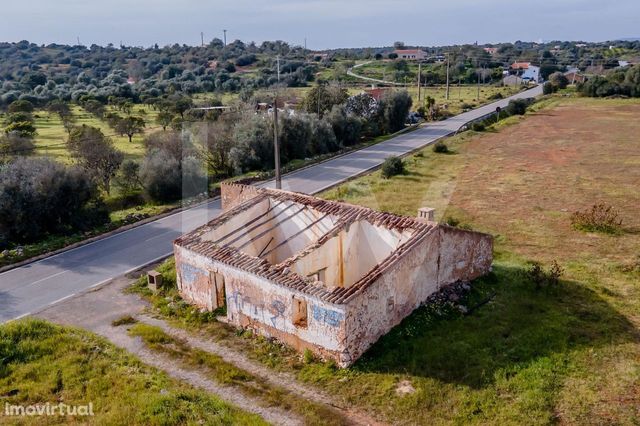 Terreno Misto com Ruína, próximo do Amendoeira Golf (EM529), com área