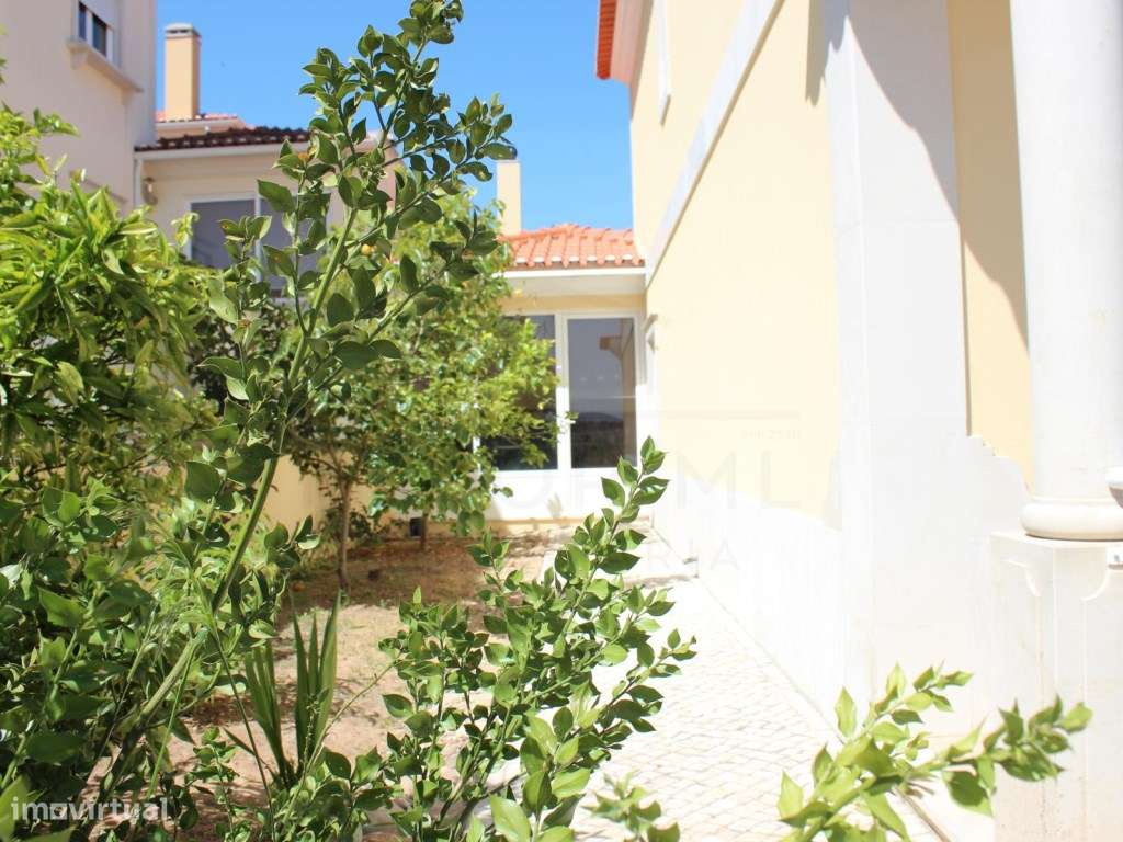 Moradia T5 com grandes áreas em zona muito tranquila de Rio Maior-6