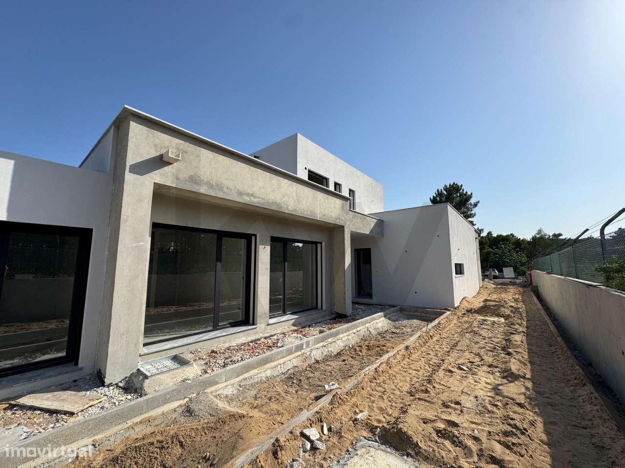 Moradia T3+1 Exclusiva com Piscina Junto ao Pinhal da Aroeira-12