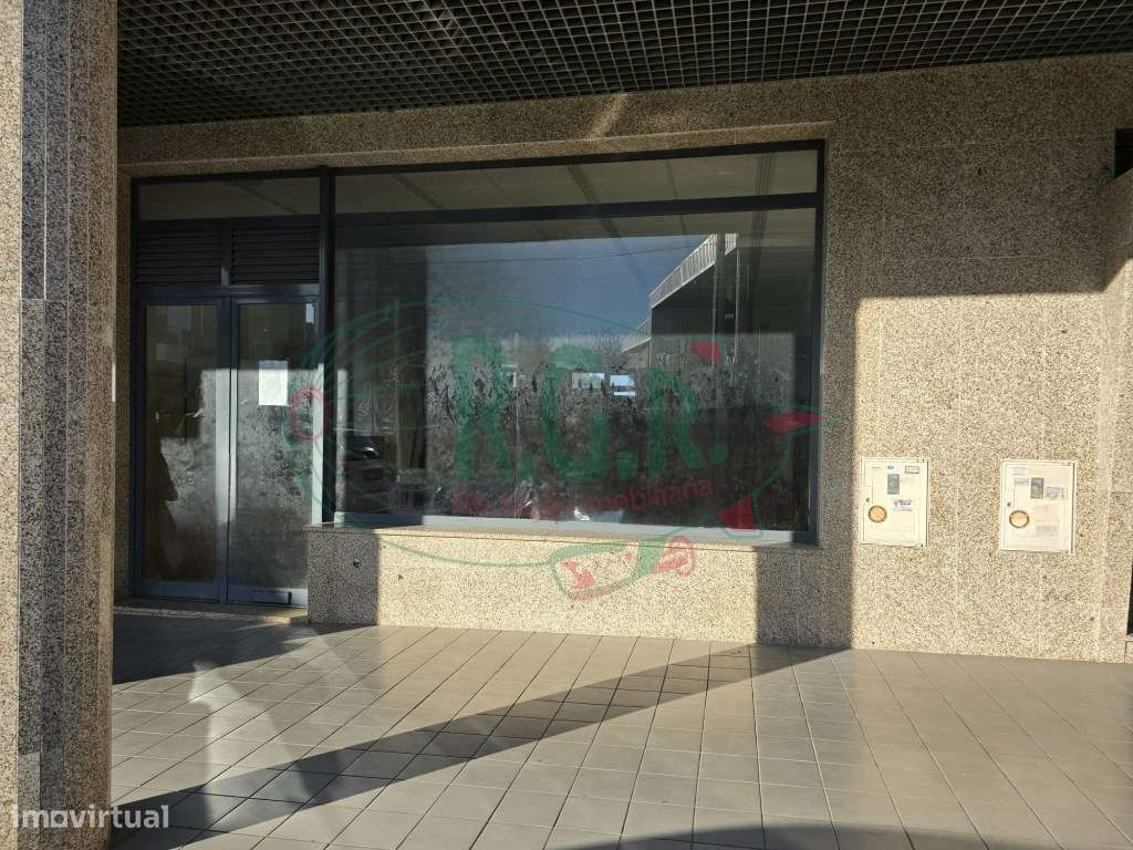 Loja de Rua c/ Montra | São Cosme-1