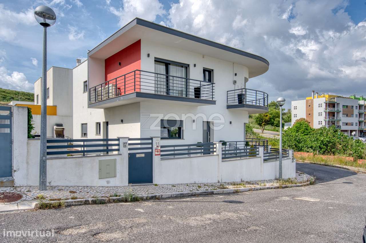 Moradia T4 com Jardim na Ramada-54