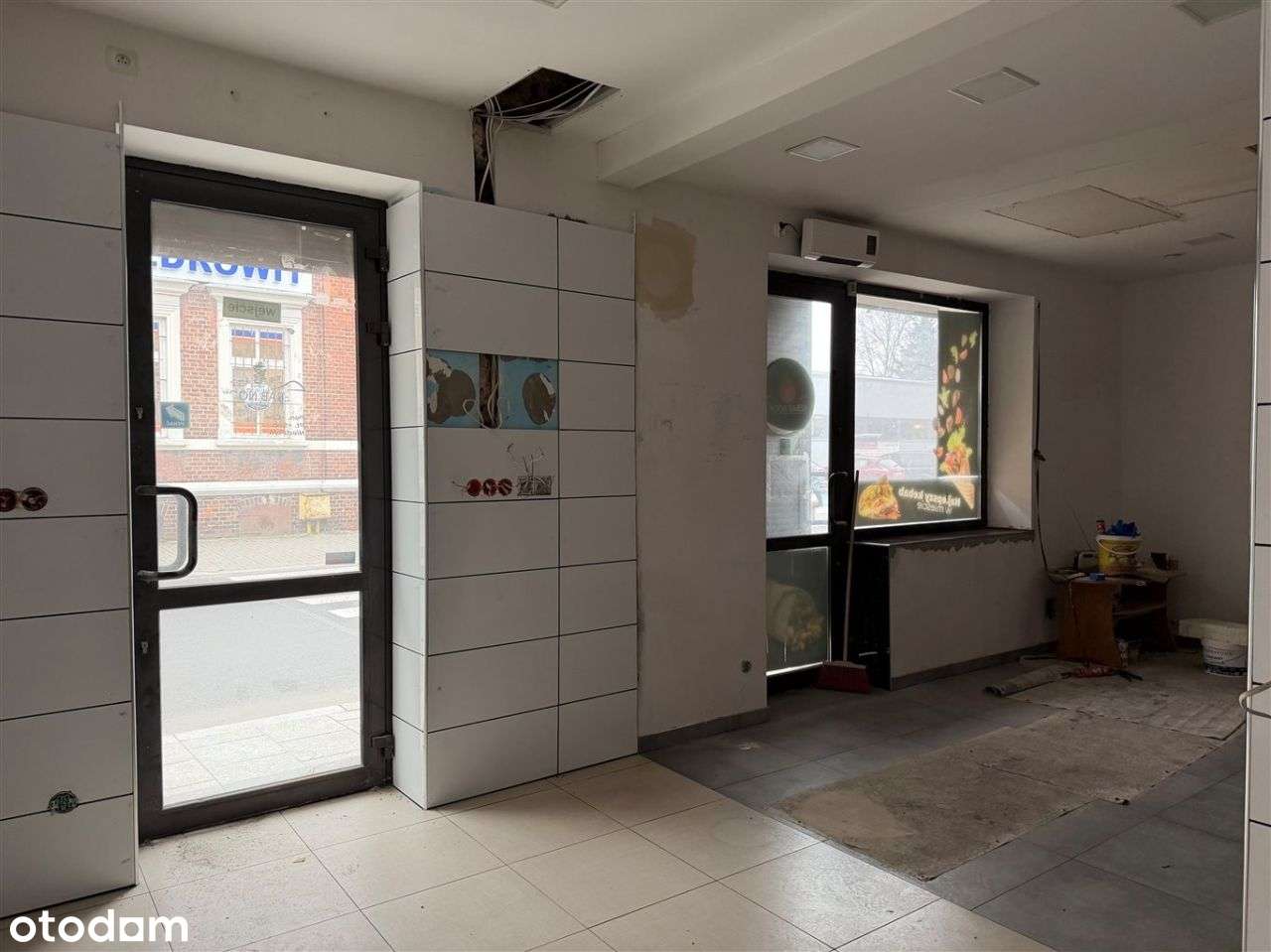Dom z lokalami handlowymi - centrum Pyskowic.-13