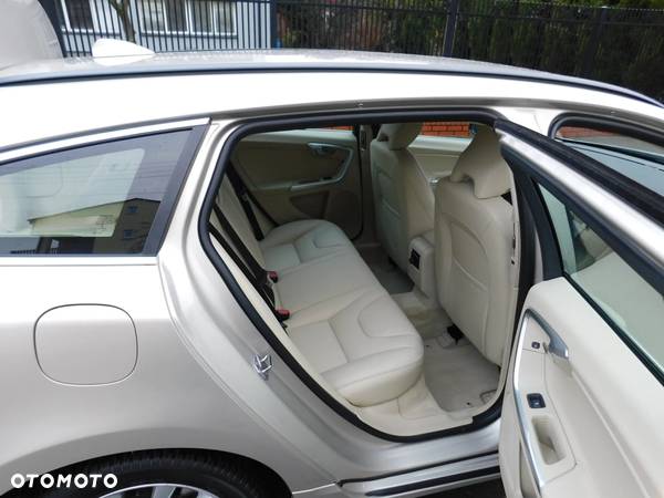 Volvo V60 D3 Summum - 11