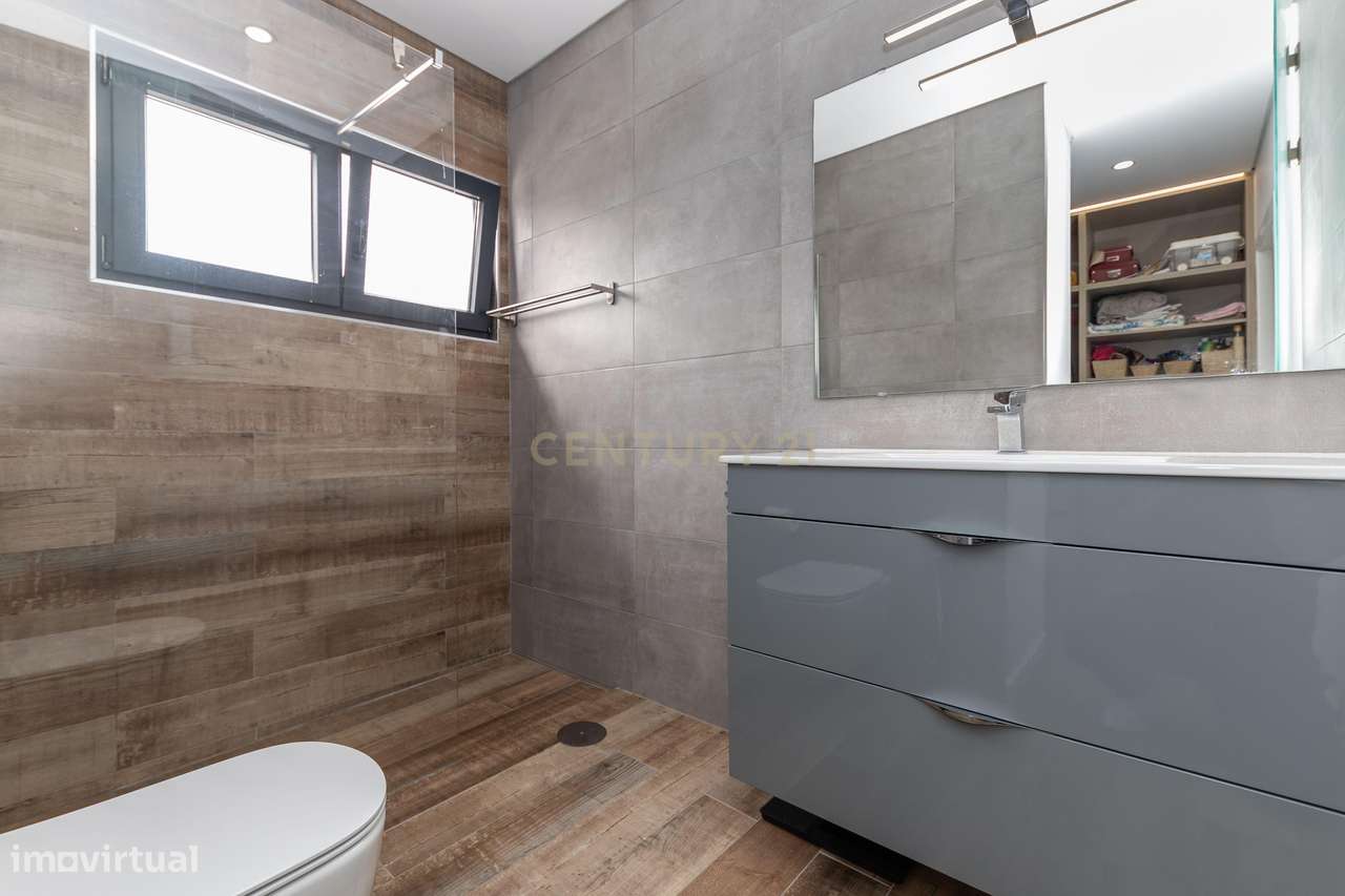 Moradia Isolada T4 de Prestígio – Bairro de São João, Sobreda-38