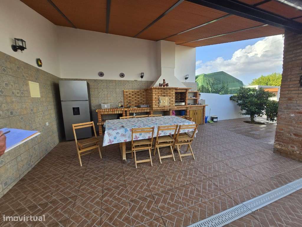 Moradia T5 Moderna com Piscina Aquecida e Garagem para 4 Carros-34