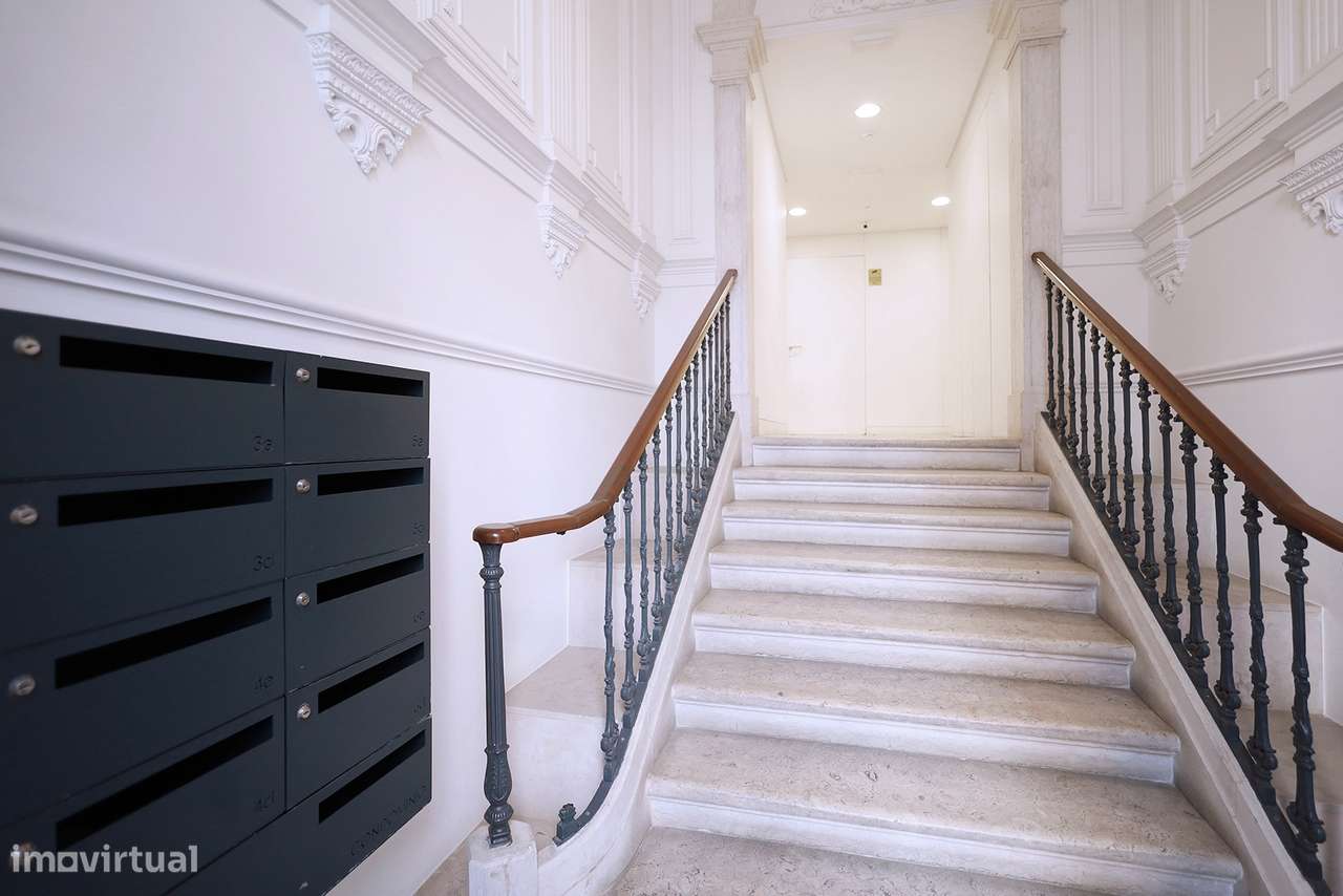 Apartamento T2 - Junto à Av. Liberdade - Totalmente Mobilado - Garagem-3