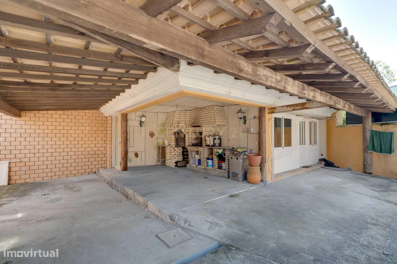 Encantadora Moradia de 4 Frentes-13