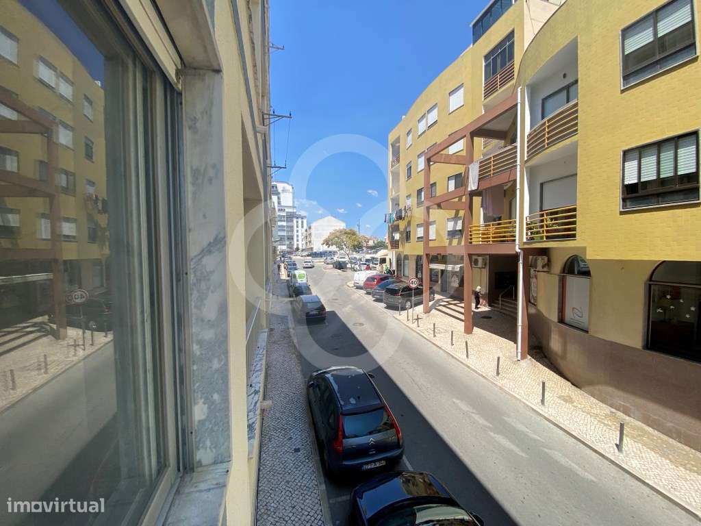 Apartamento T3 em Bom Estado de Conservação com Terraço e Garagem e... - Grande imagem: 2/43