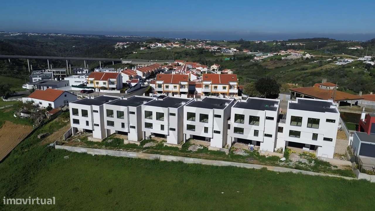 Moradia T4 em condomínio exclusivo em Mafra — privacidade, design e lo-11