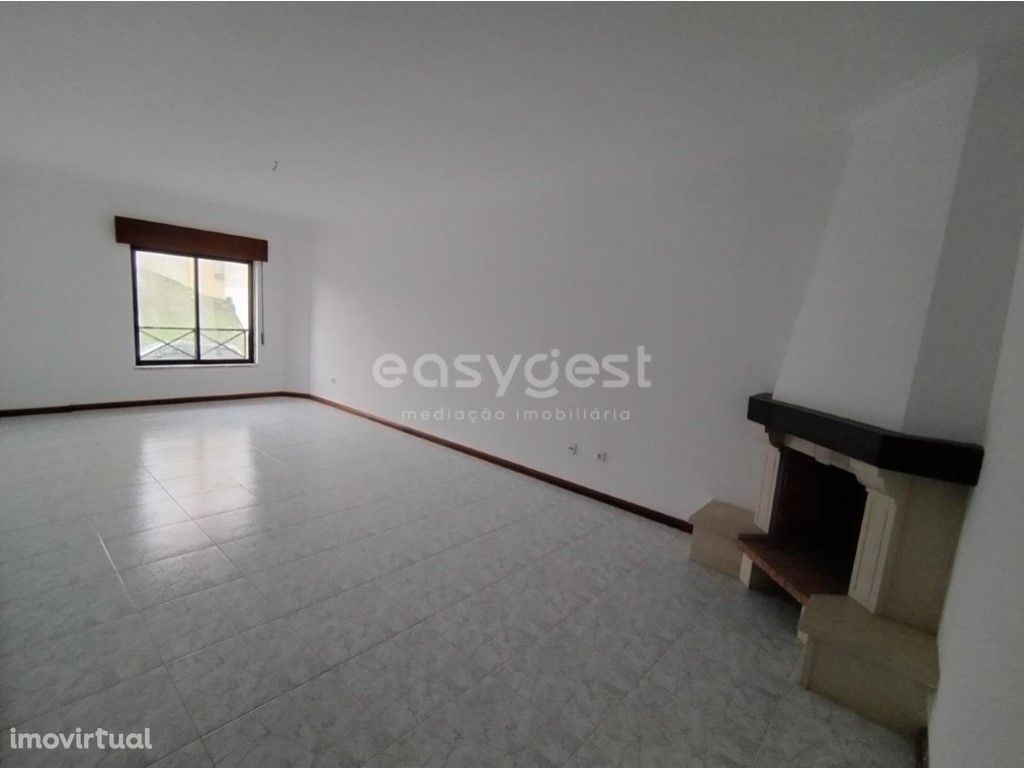 Apartamento T3 com 2 casas de banho na Rua Florbela Espanca