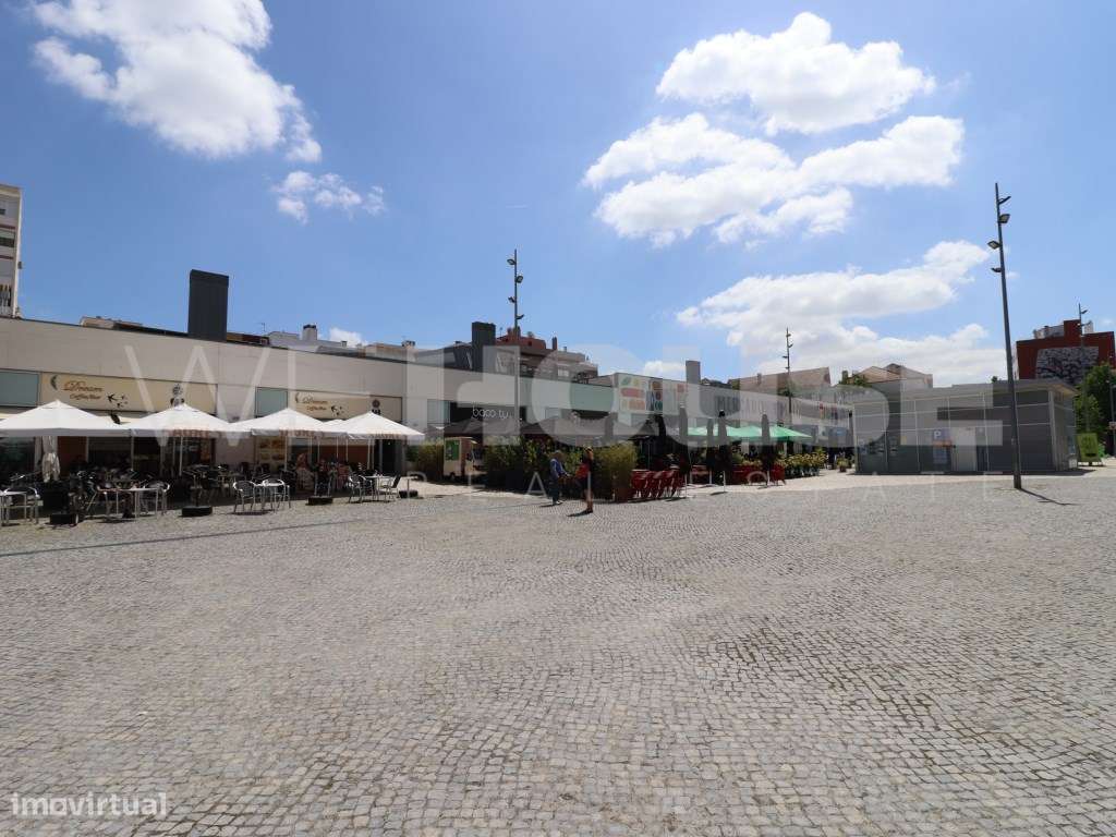 Prédio com 3 andares independentes no centro do Barreiro - frente a...-7