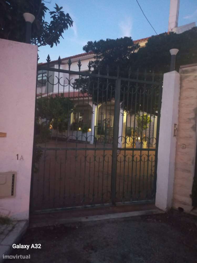 Excelente moradia centro Costa Caparica-10