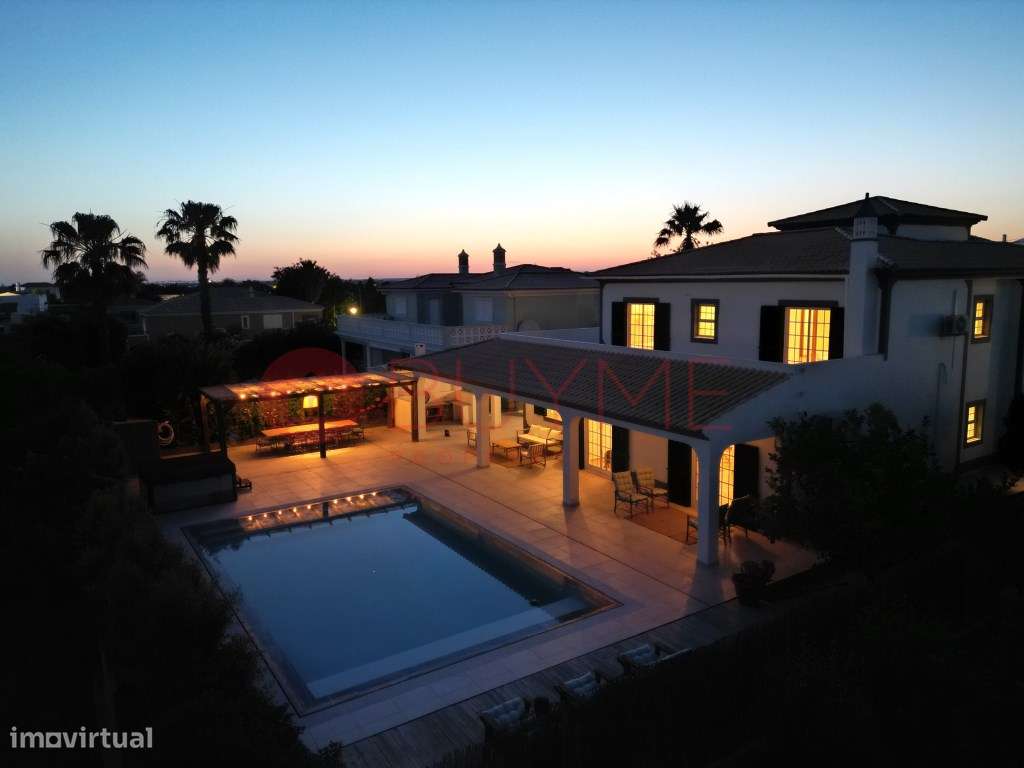 Moradia V4 Exclusiva com Piscina, Jacuzzi e Amplos Jardins em Almancil-12