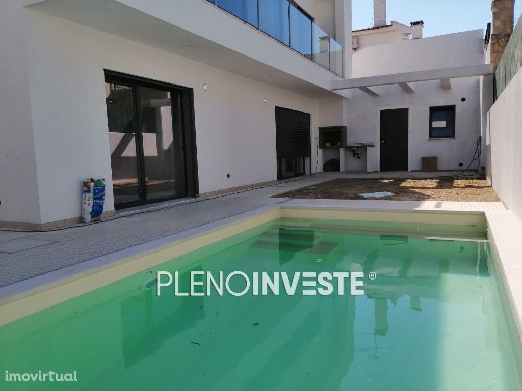 Moradia contemporânea V4 Isolada com piscina nos Foros de...