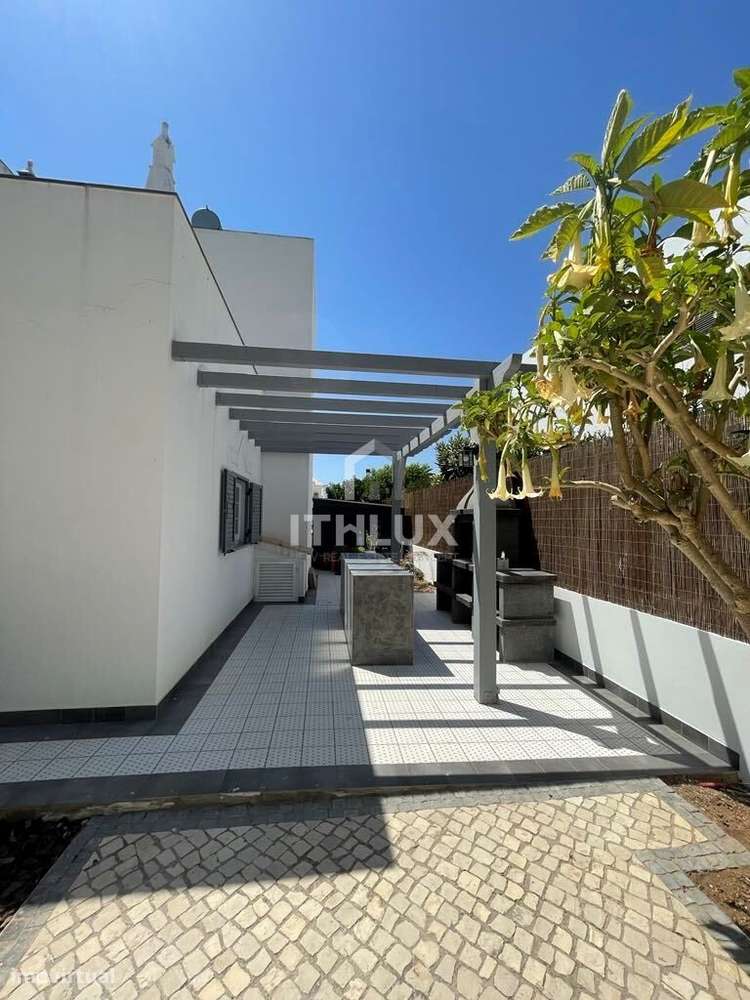 Villa de luxo impecavelmente apresentada com piscina e jardins em Tavi-35