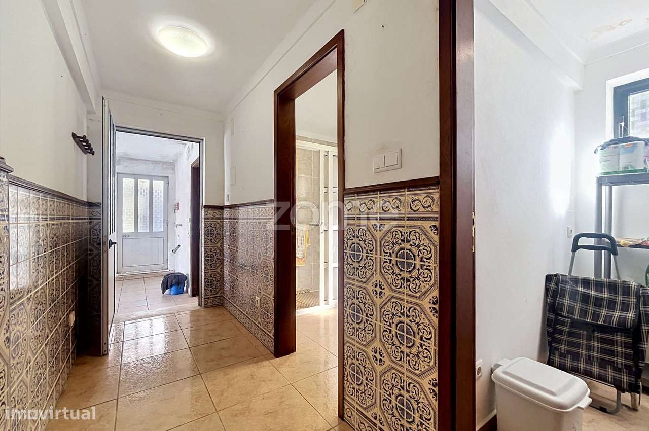 Moradia T4 com jardim e espaço exterior-16