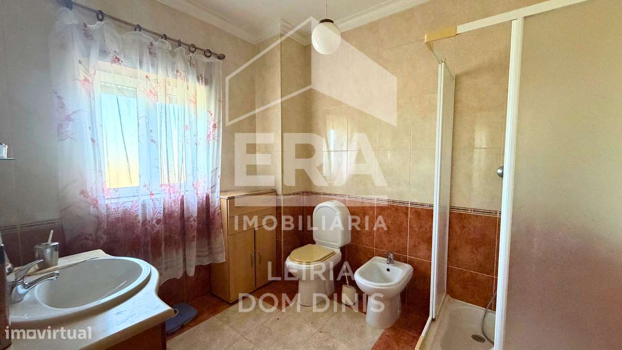 Moradia T4 localizada na zona de Lourais, Leiria-17