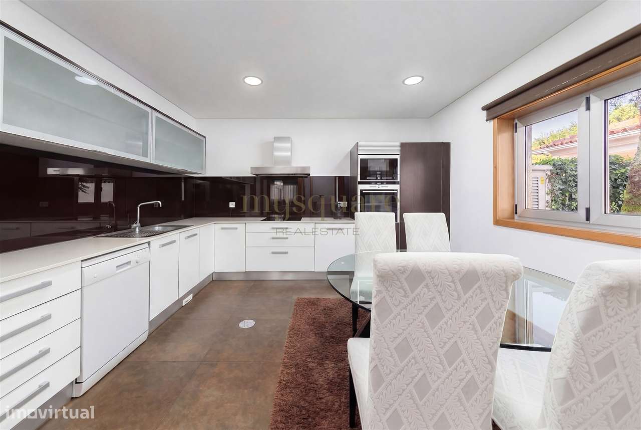 Moradia T4 geminada, com excelentes áreas, a 2 minutos do centro de Sa-7