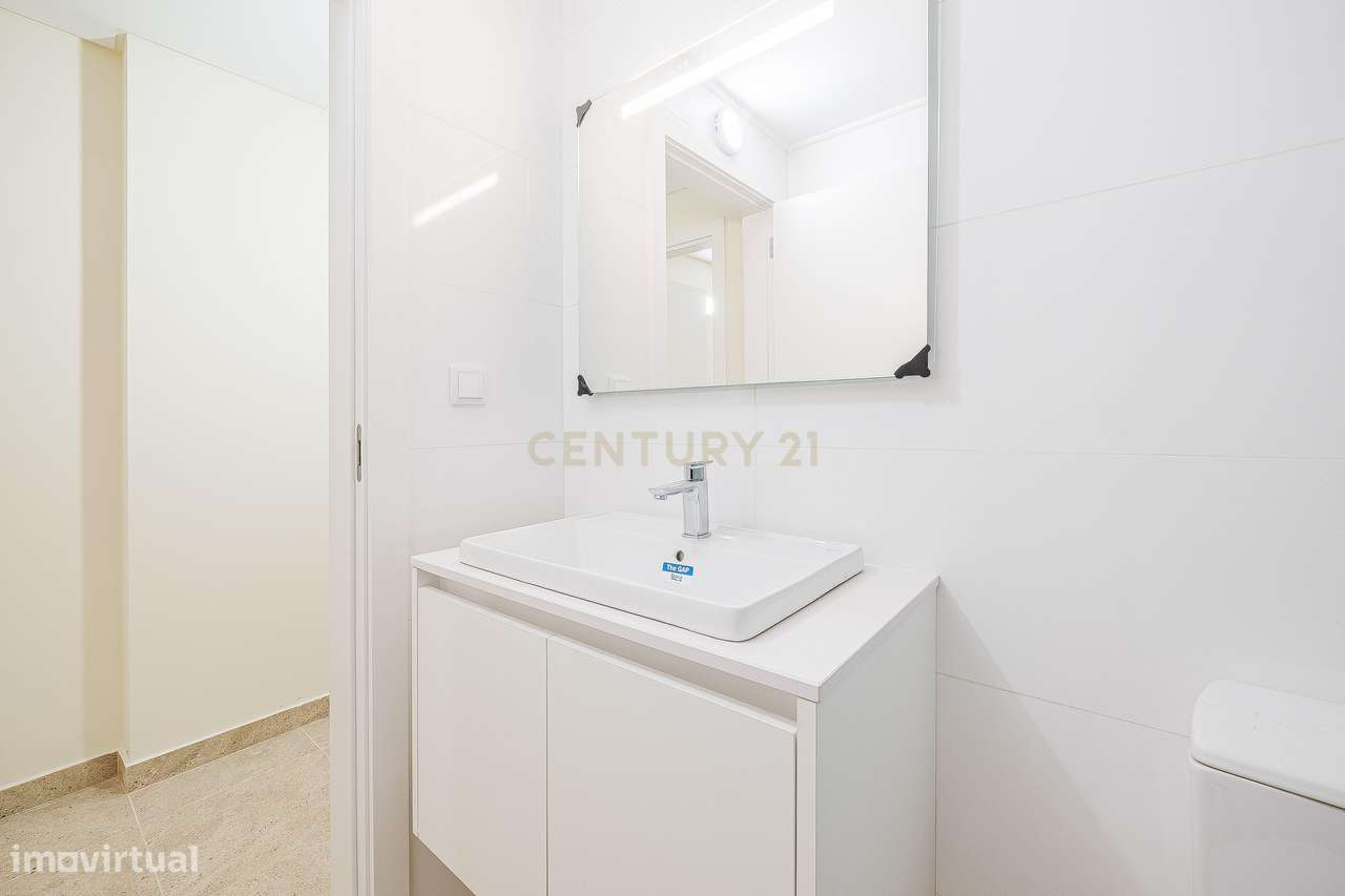 Moradia T4+1 Contemporânea com Piscina-31