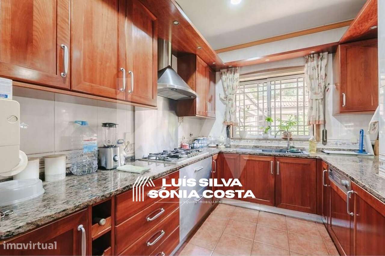 Moradia Independente T6 c/ Anexos, Armazém e Terreno p/ Construção-8