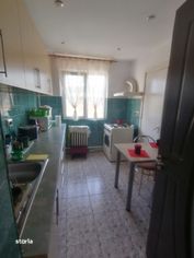 Vând apartament 3 camere etaj intermediar zona Govandar